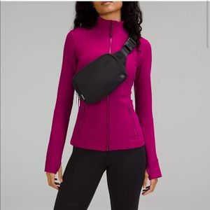 LARGE LULULEMON EVERYWHERE BELT BAG NWT- BLK